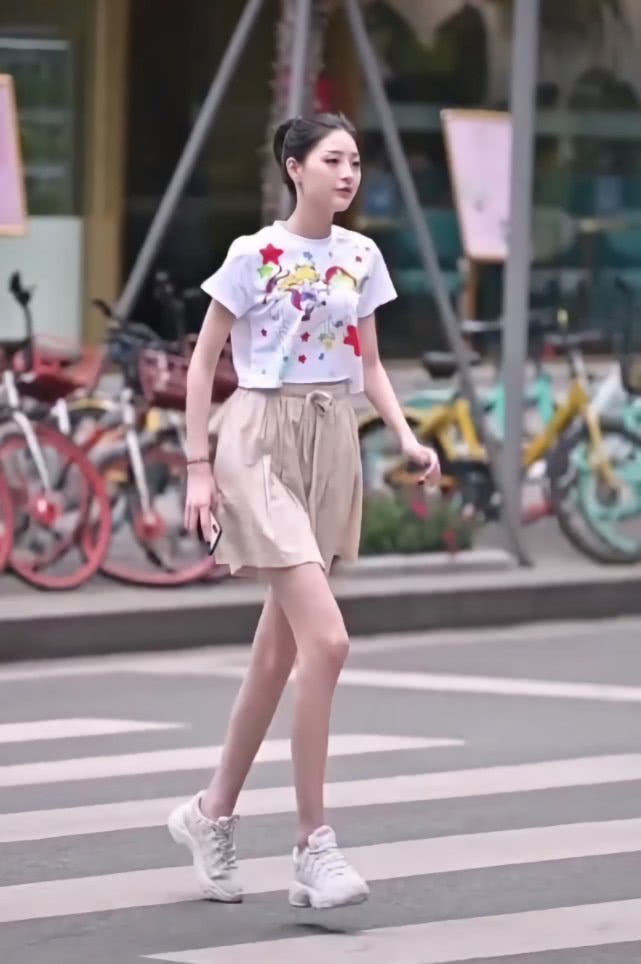 女孩迈开腿与男孩打扑克的温馨故事-第1张图片