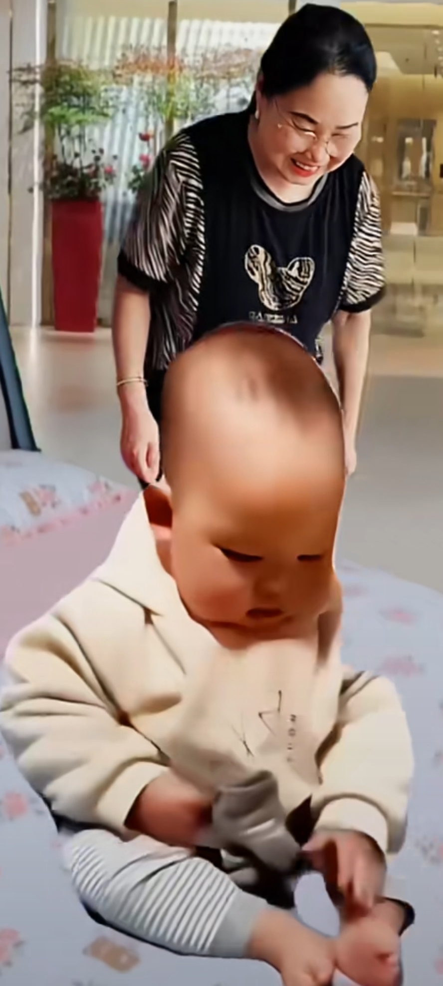 宝宝对准自己慢慢动