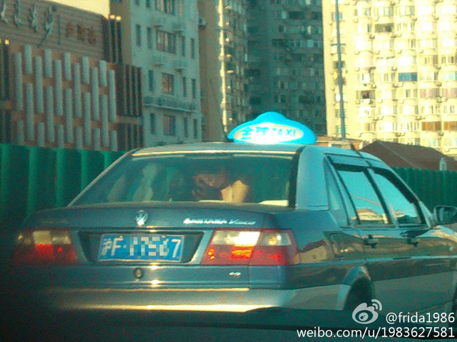 车振门图车震门是指一种涉及性行为的非法或非正式的社交活动。在当今社会，车震门在一些地区和网络环境中仍然存在，它涉及到一些不道德、非法或不负责任的行为。