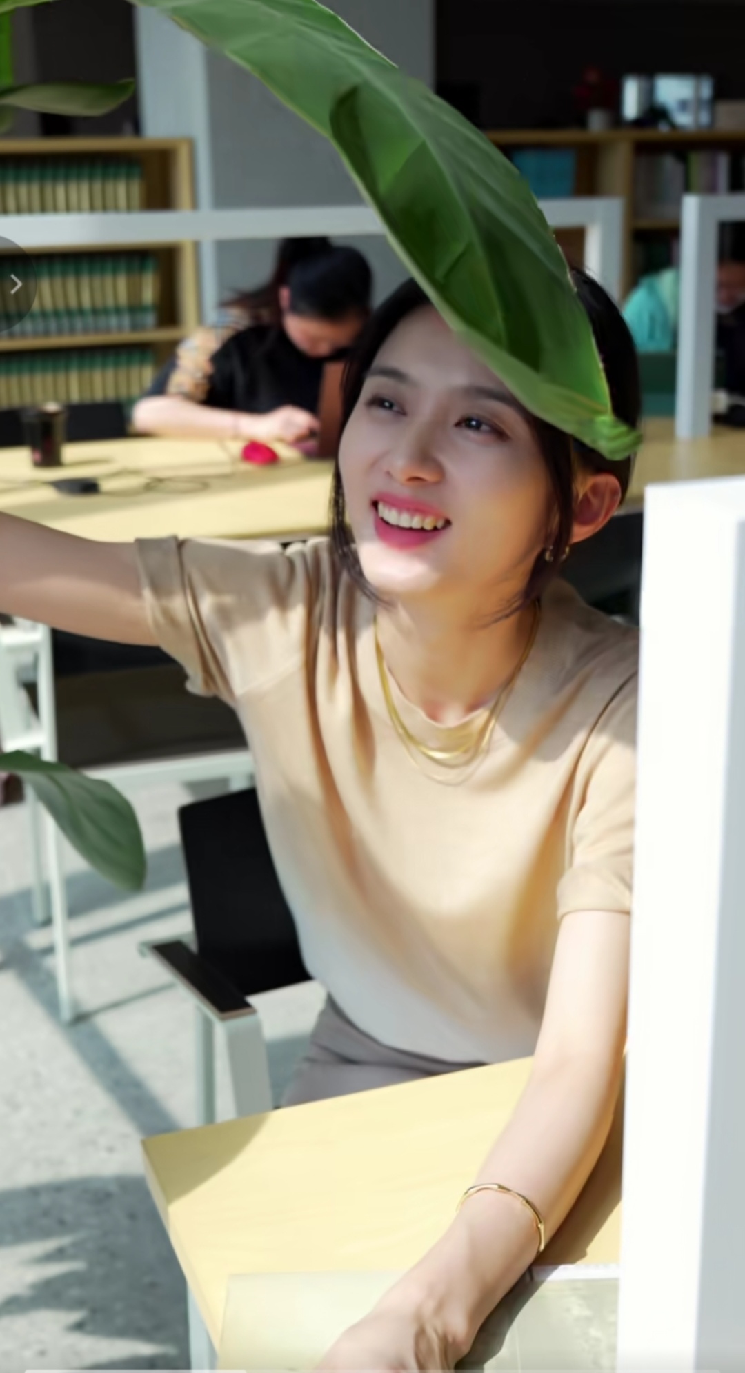 图书室的女朋头图书室的女朋头-第1张图片