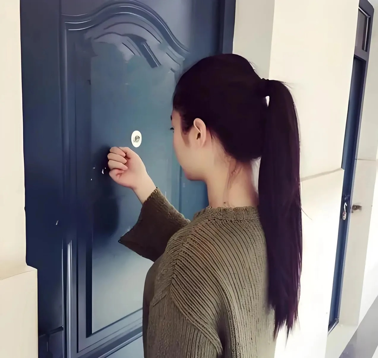 玩弄丰满奶水的女邻居-第3张图片