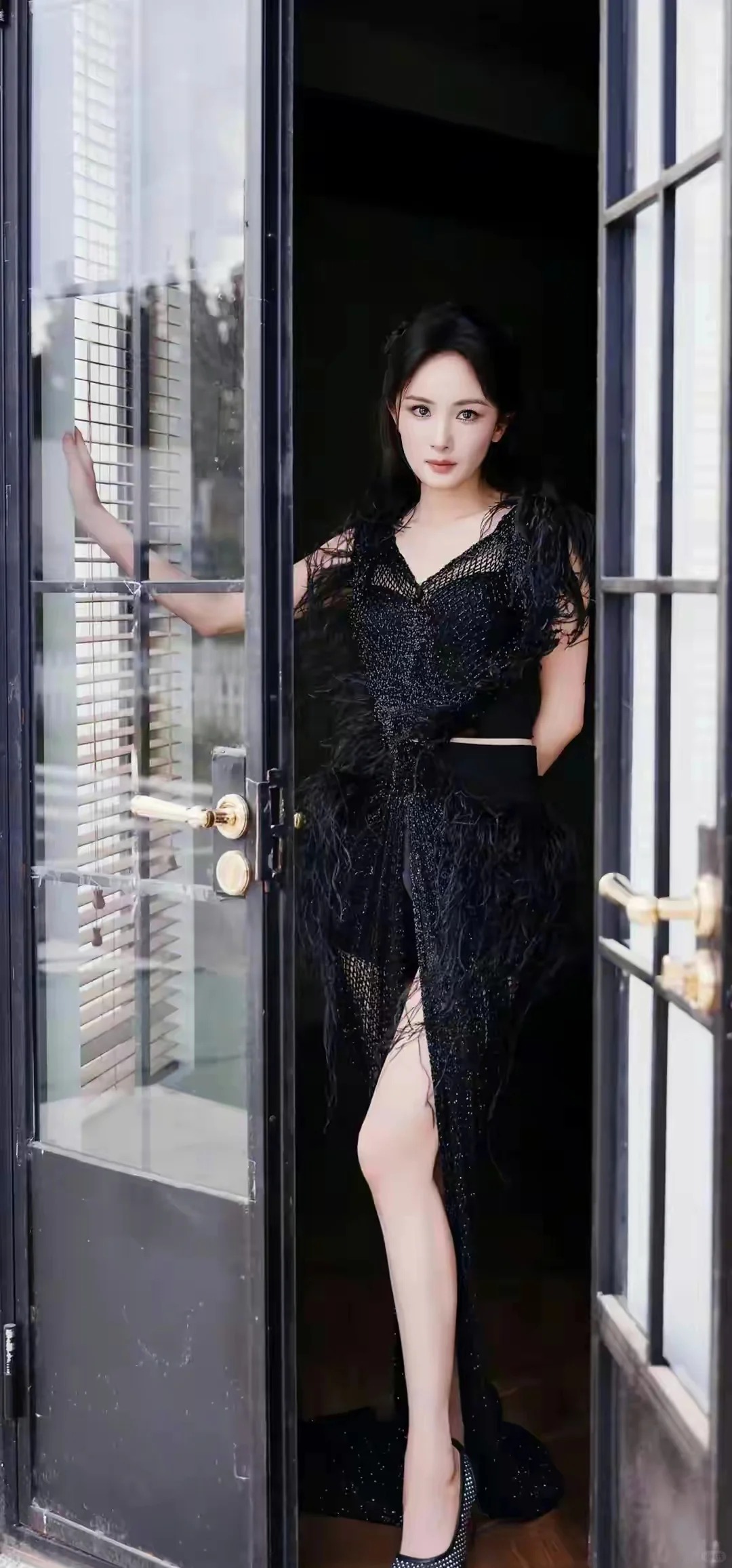杨幂爆乳，时尚与诱惑的完美结合-第2张图片