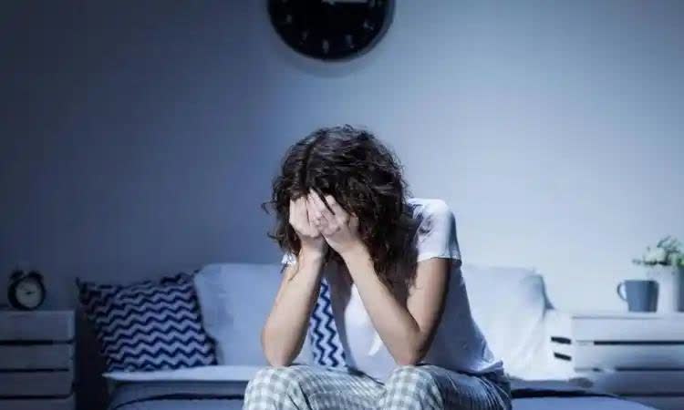 男受被吊起来用震蛋折磨