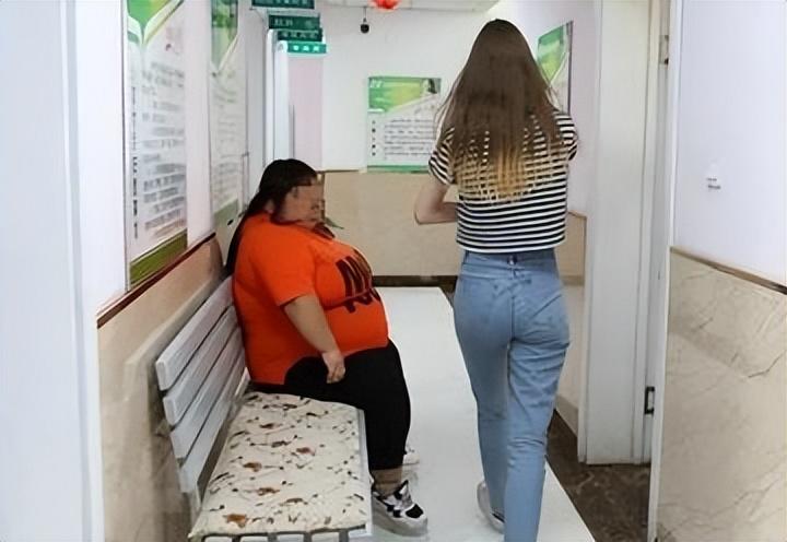 校花被黑多人围攻灌满视频-第1张图片