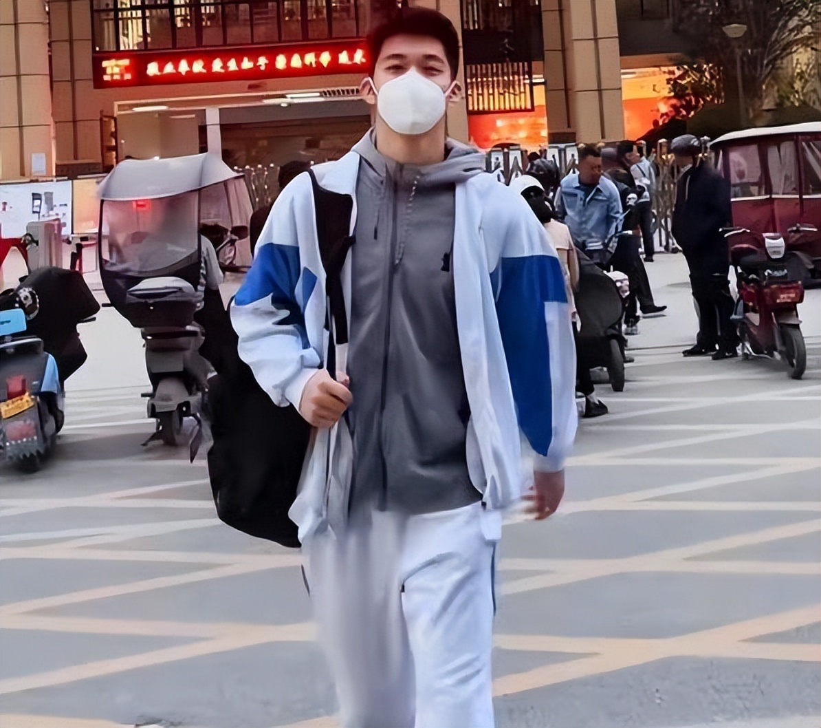 体育课上全班女生进行百米测验-第3张图片