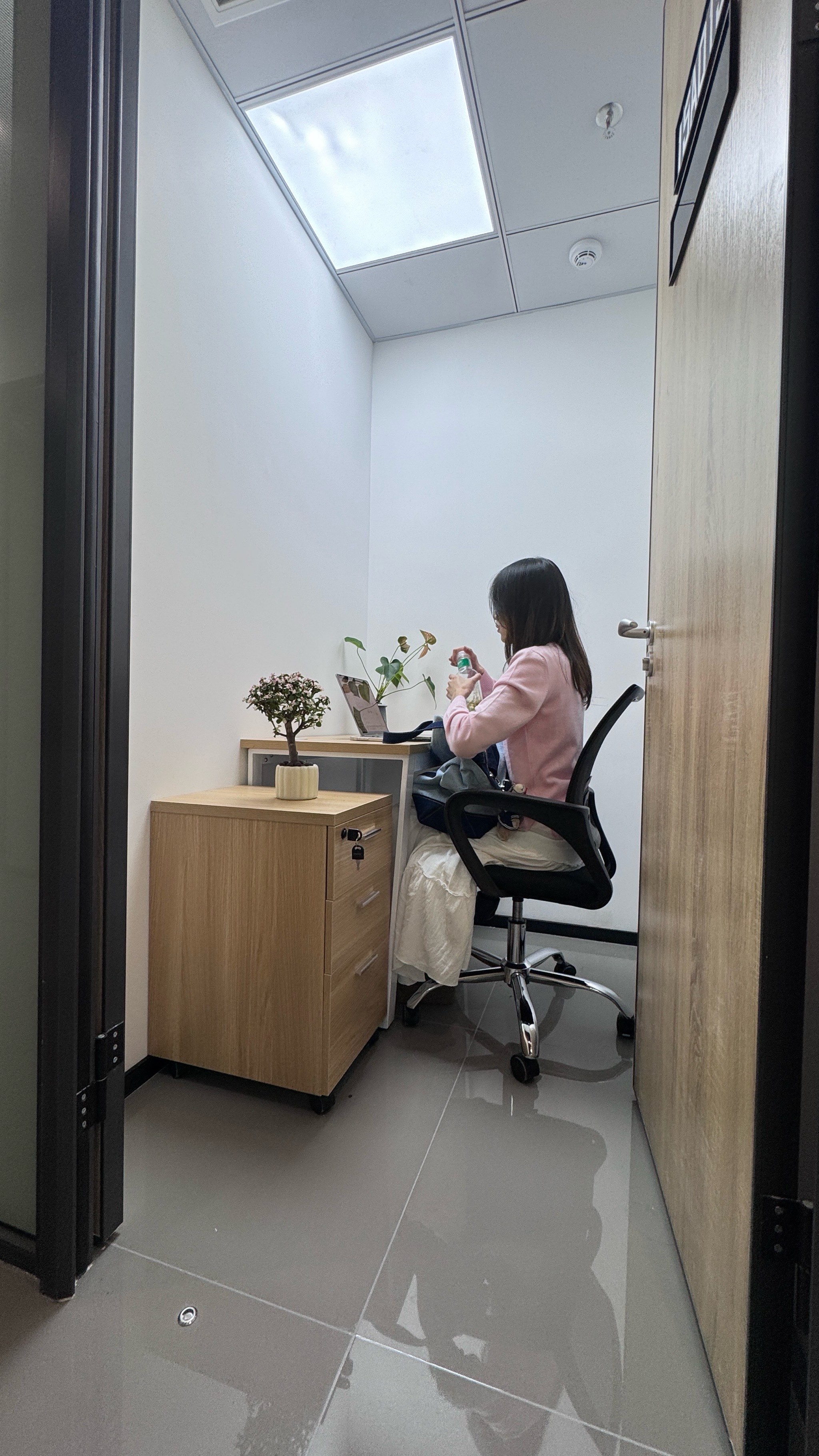 在办公室里被老板玩弄