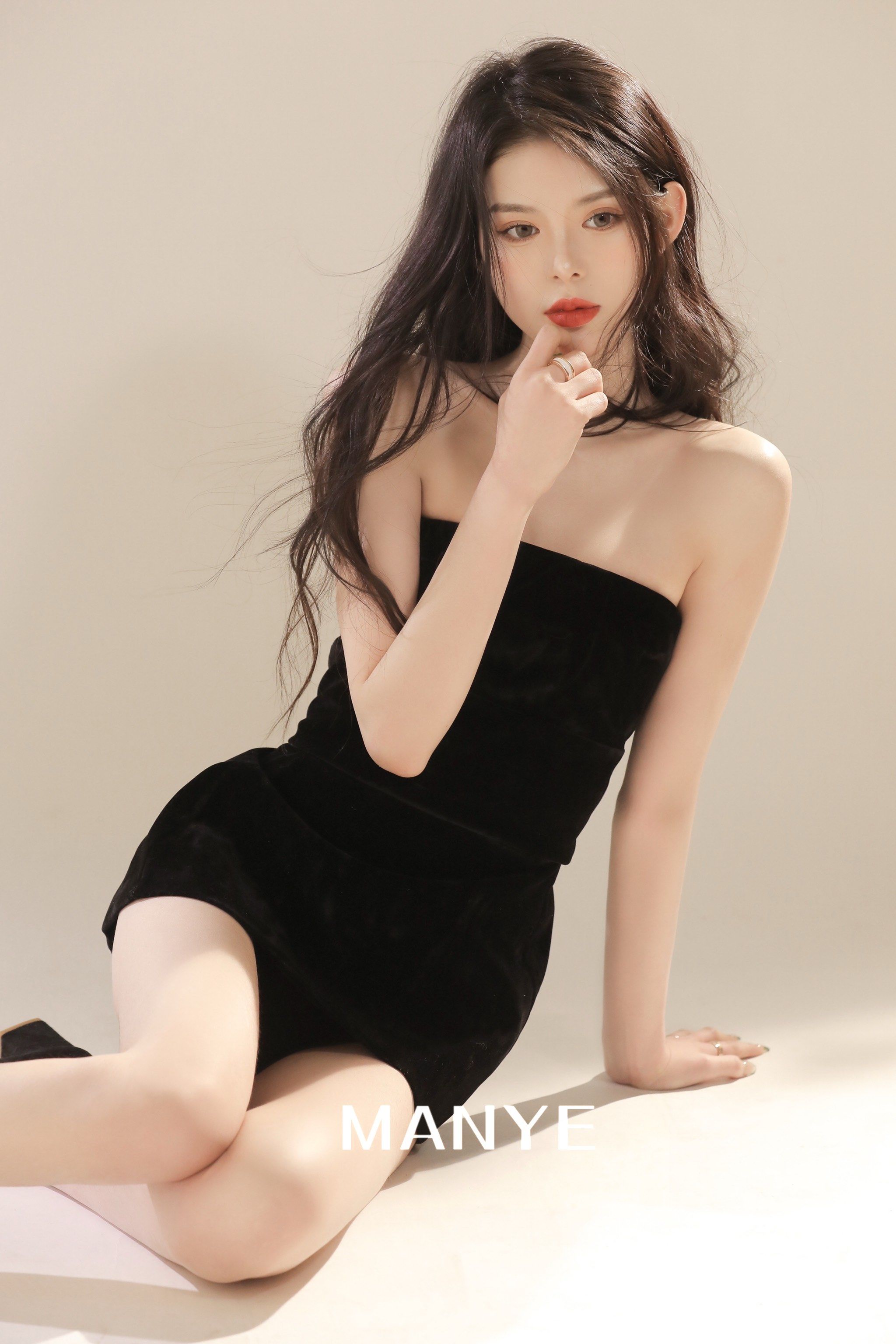 女神只穿内衣，饱满E胸泄光