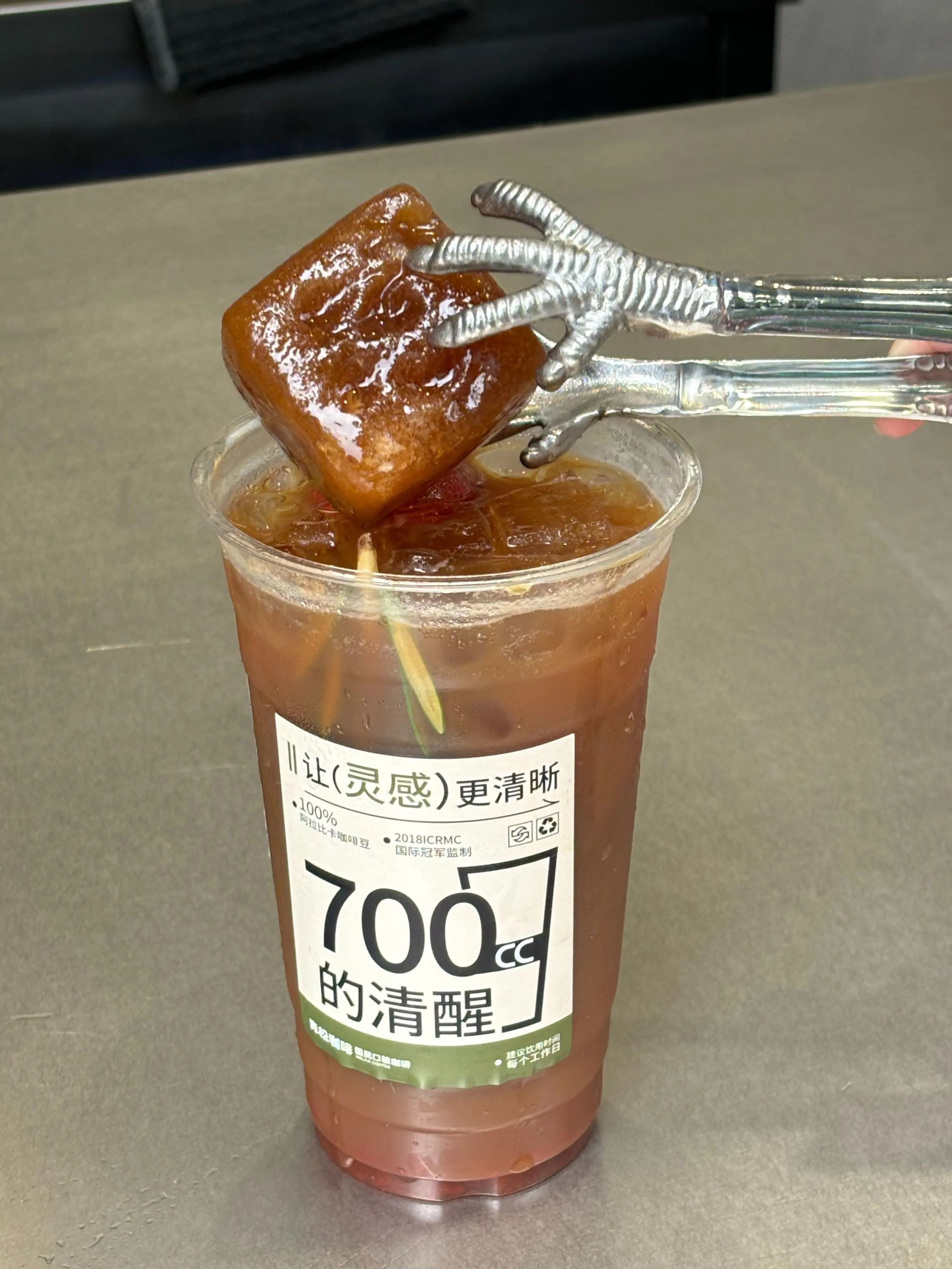 冰块一粒一粒往下塞