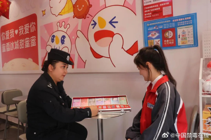 男朋友在奶茶店做我怎么办男朋友在奶茶店，甜蜜的温馨时刻