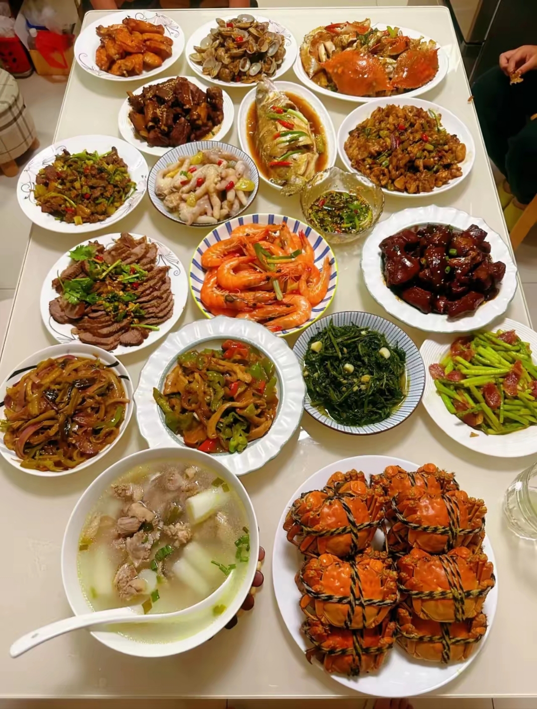上面吃着饭下面连一起的温馨瞬间
