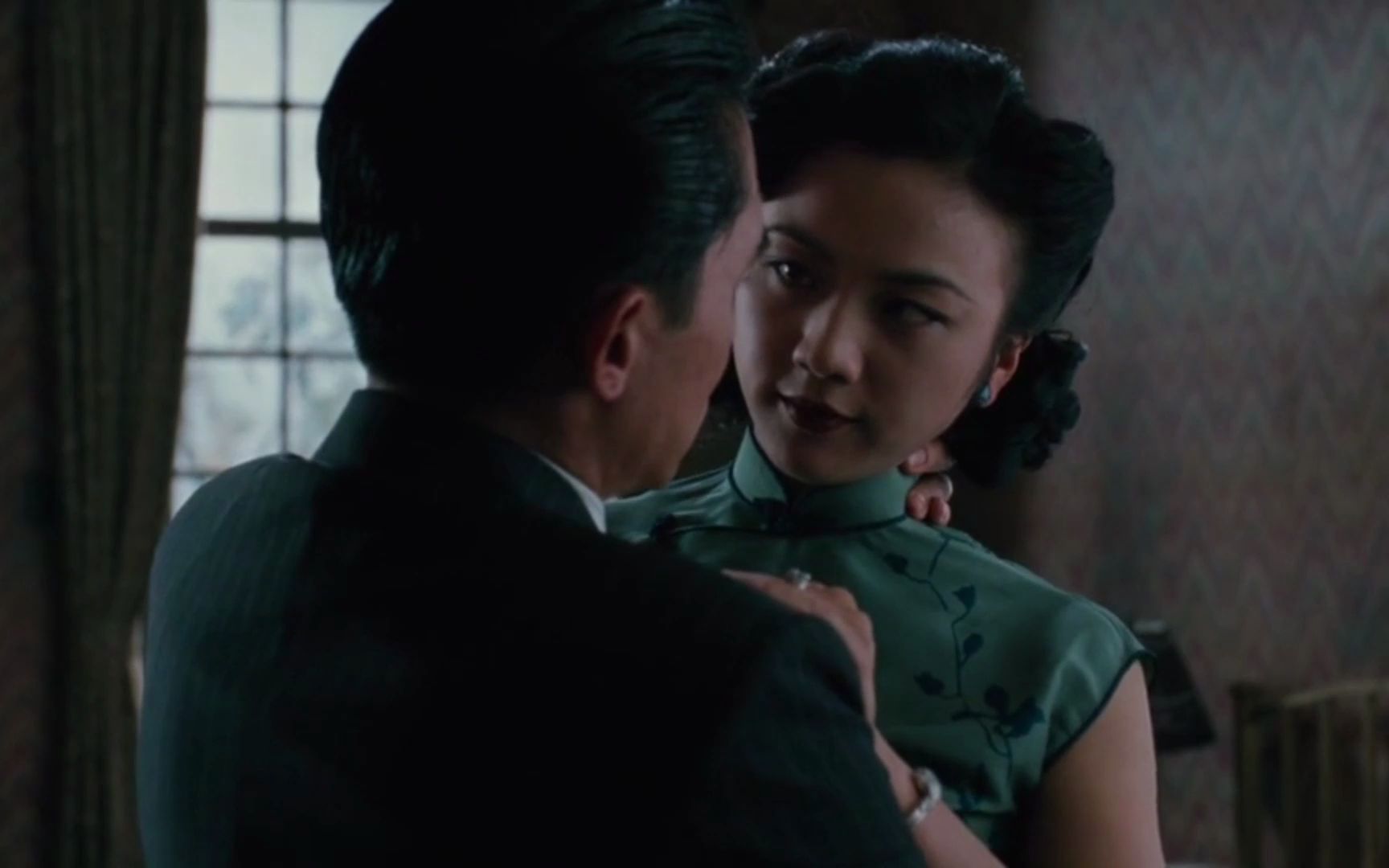 艳妇乳肉豪妇荡乳A片色戒艳妇乳肉豪妇荡乳A片色戒，禁忌与诱惑-第3张图片