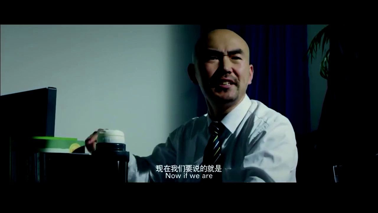 校长把校花放到桌子上