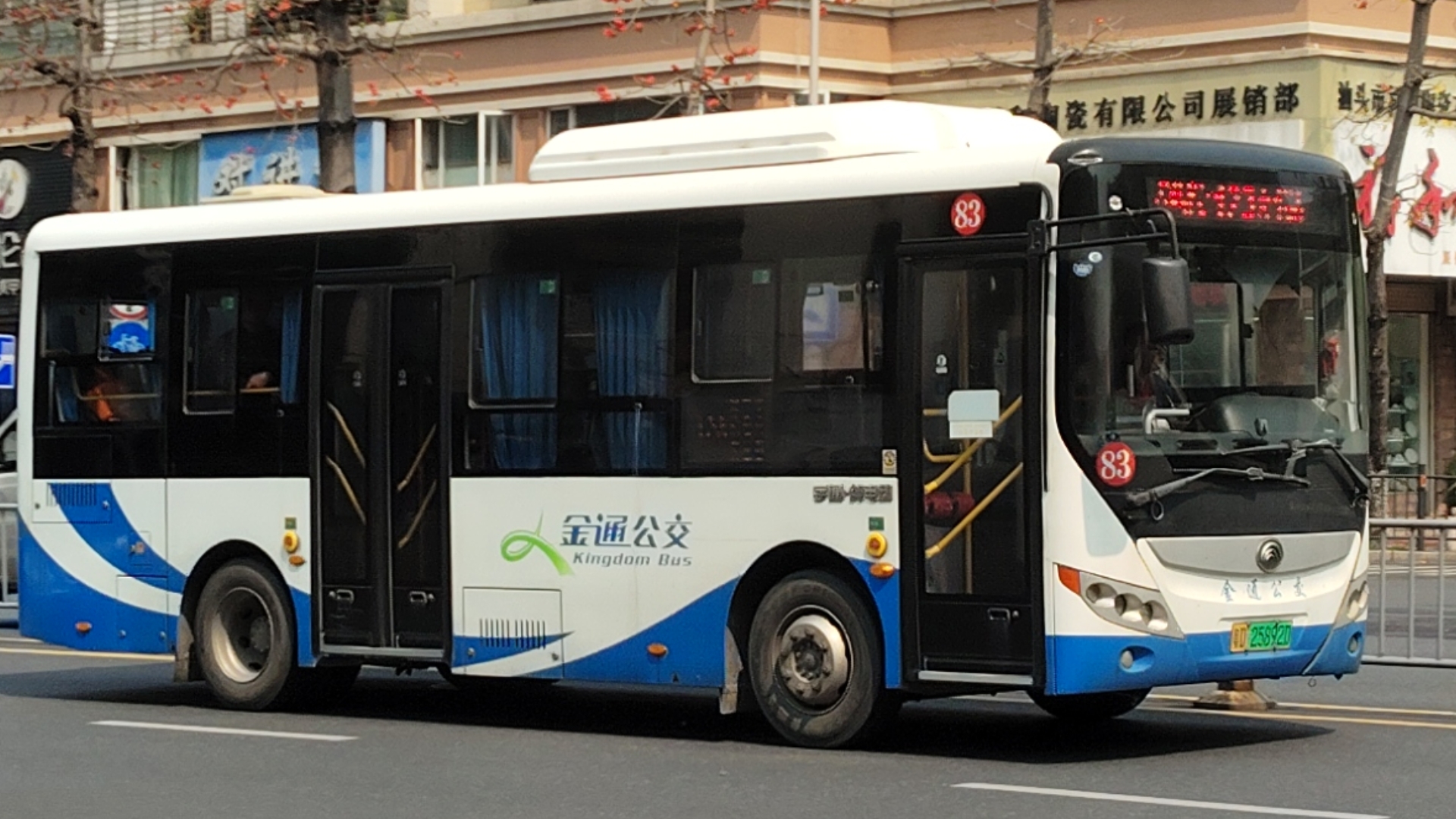 公交车后车座的疯狂的做小视频公交车后车座的疯狂之旅-第3张图片