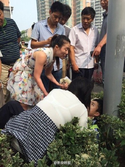 女子撕破警察裤子事件-第2张图片