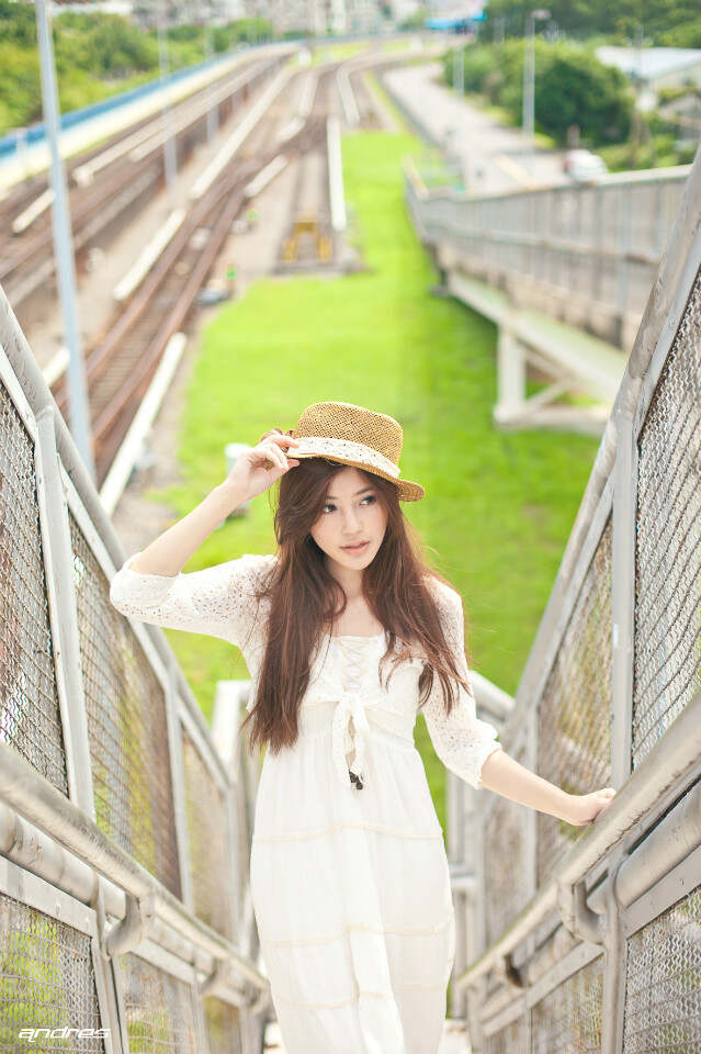 美眉脱内衣