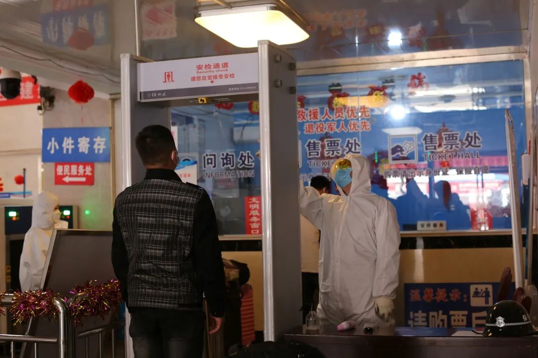 检票员用精确尺寸上车