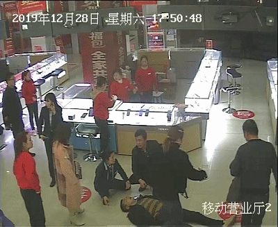 在办公室的惊险时刻，动态呻吟图