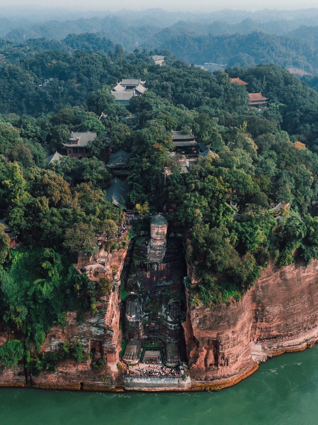 乐山大佛位于四川省乐山市，是古代佛教文化的重要遗产。乐山大佛是一座巨大的石刻佛像，被誉为世界最大的石刻佛像之一。
