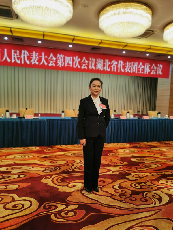 李莉背转
