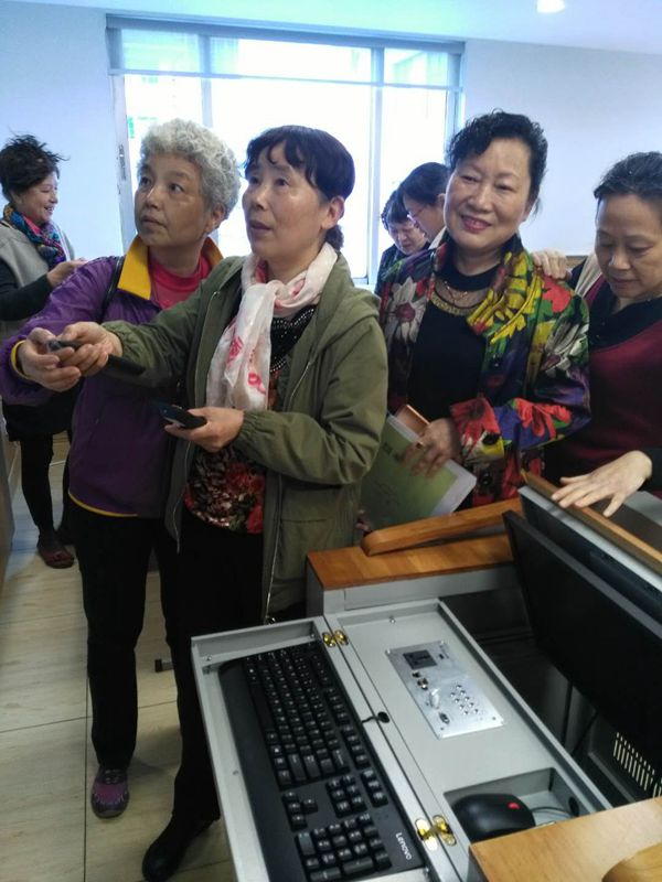 班长手里拿着遥控器是干什么班长的手灵活的按着遥控器