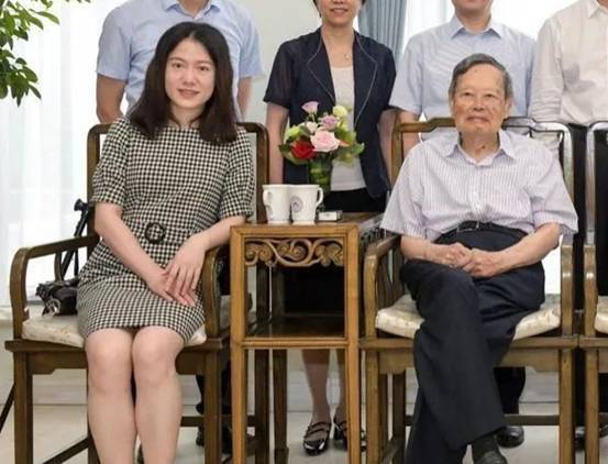娇妻被两个老头疯狂进出-第2张图片