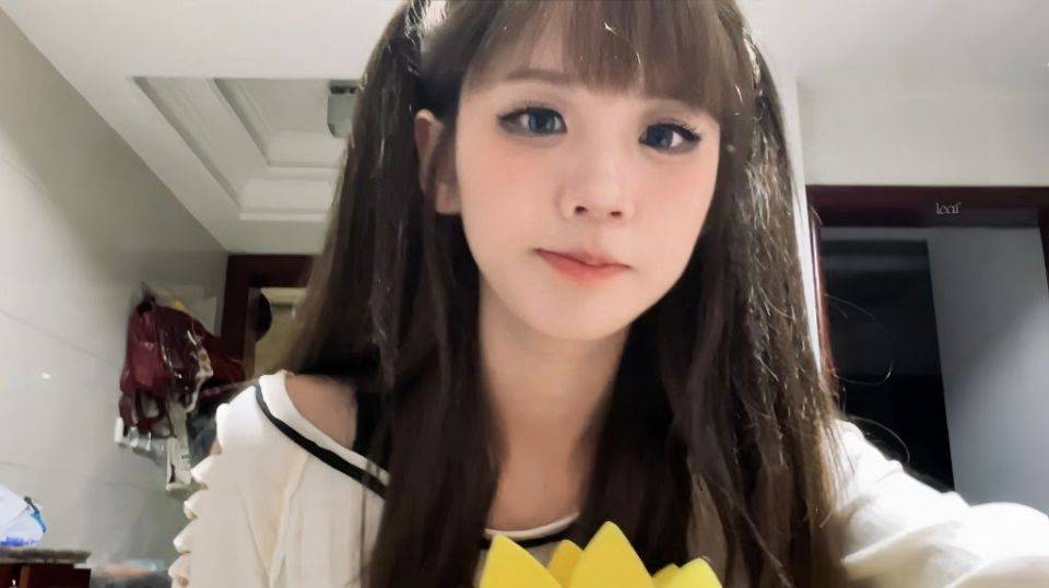井川里予红毛微博井川里予品尝热狗红肠-第2张图片
