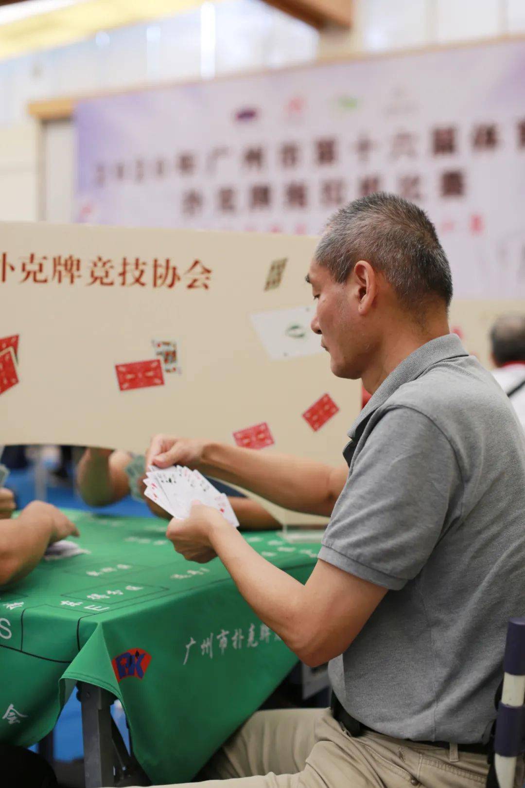 打扑克牌的剧烈运动免费软件视频打扑克牌的剧烈运动免费软件视频推荐-第1张图片