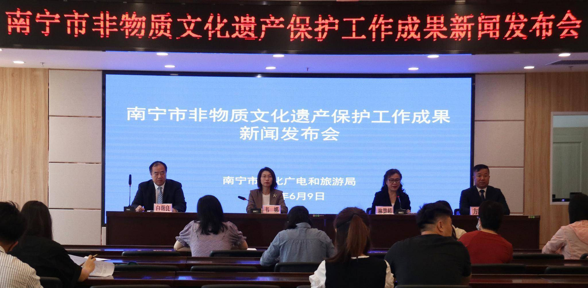 本港台现场报码本港台现场报码，新闻报道的独特语言