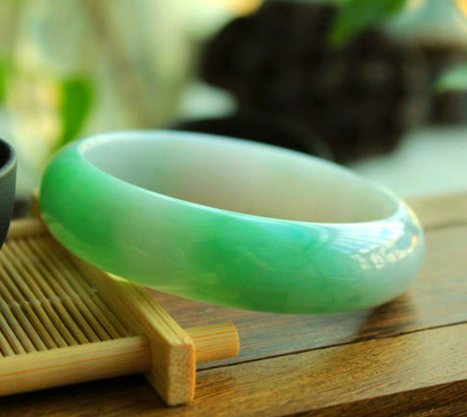 白底青翡翠，自然之美与独特之选-第2张图片