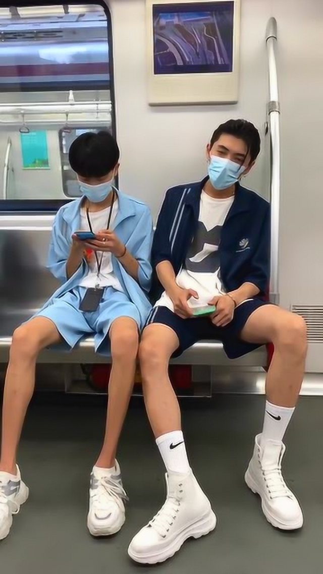 两个男孩子开车-第3张图片