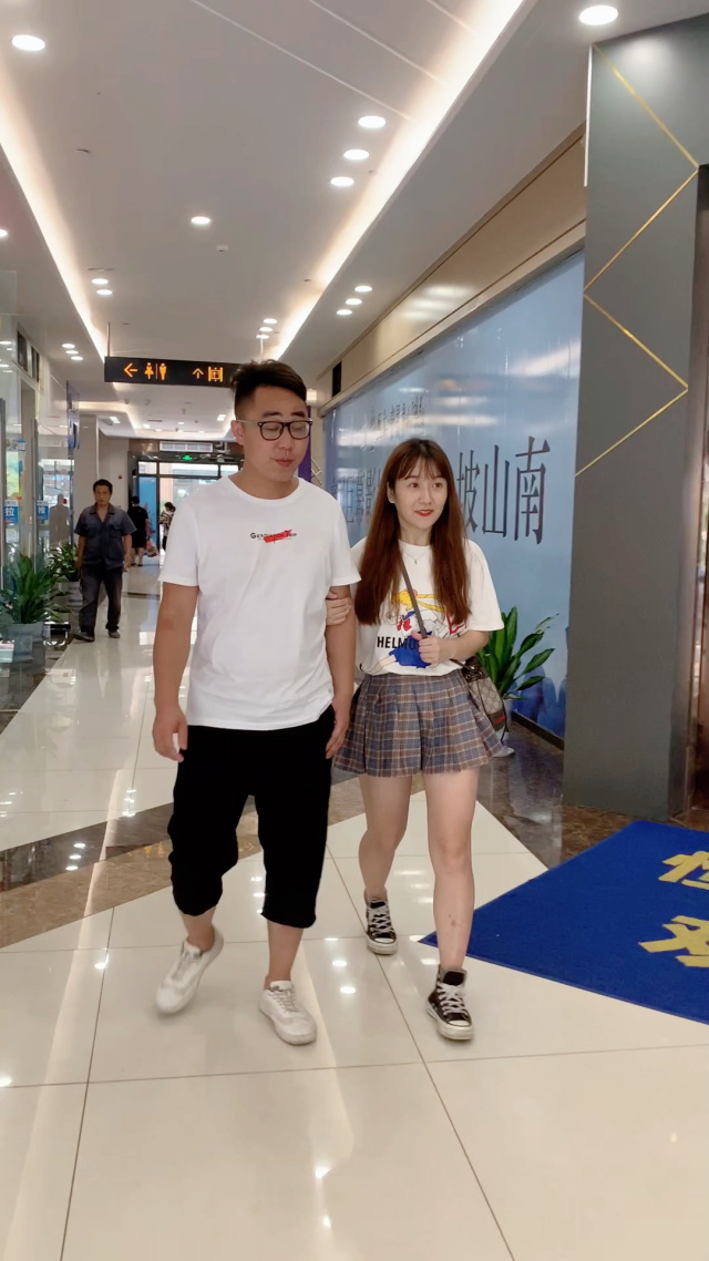 闺蜜和男朋友三个人吃饭尴尬闺蜜与男朋友三人吃饭尴尬-第1张图片