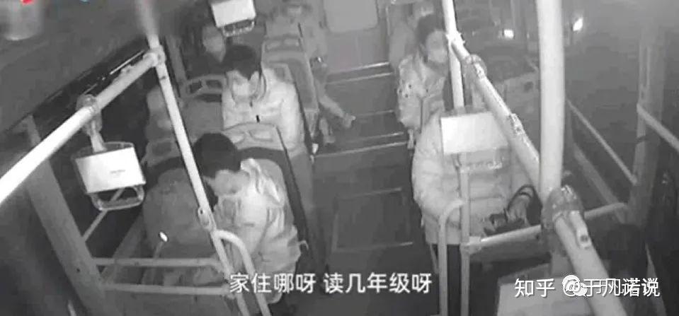 公交车上破了两个小学生的包公交车上的温馨瞬间，小学生书包破裂的背后故事