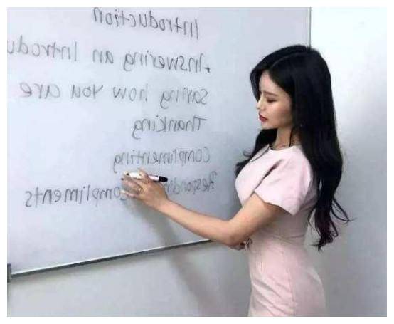 在教室震动夹震动蛋上课的女教师