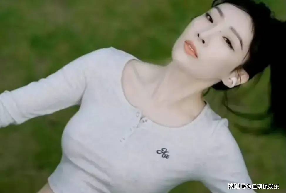 女孩直播被疯狂掰腿挤胸???亲爸视频女孩直播被疯狂掰腿挤胸事件-第2张图片