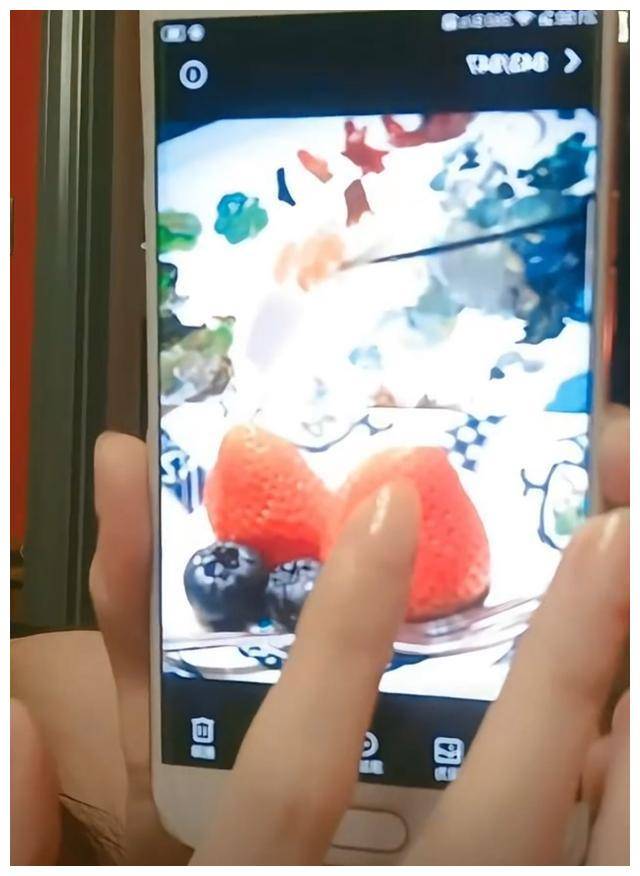 女子在直播间裸露身体女子在直播间裸露身体，直播背后的情感与诱惑