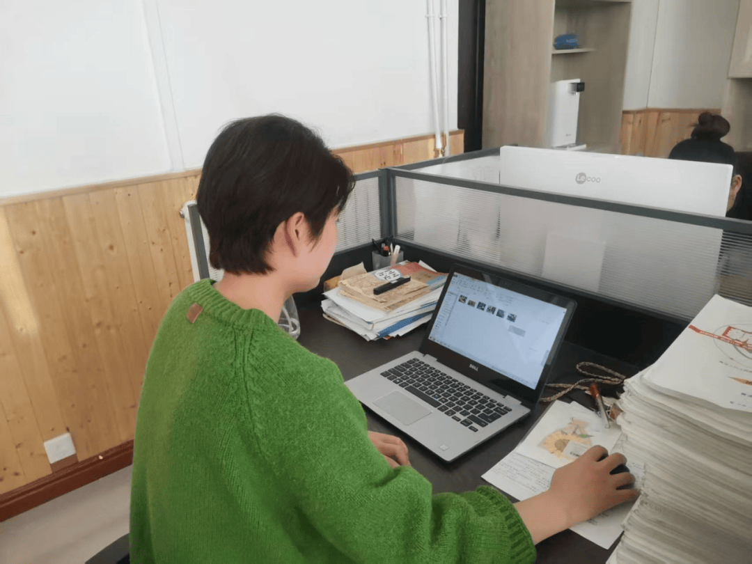 师生们湖南高校女生和教授师生情深，共筑教育梦