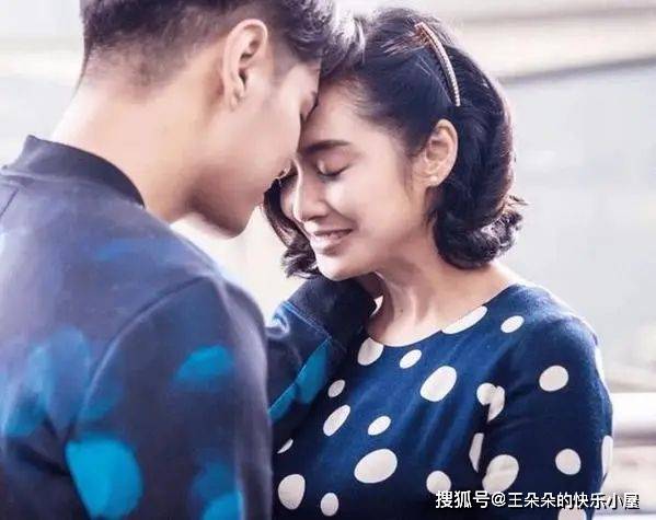 女人和男人在一起怼怼怼，情感的碰撞与交流