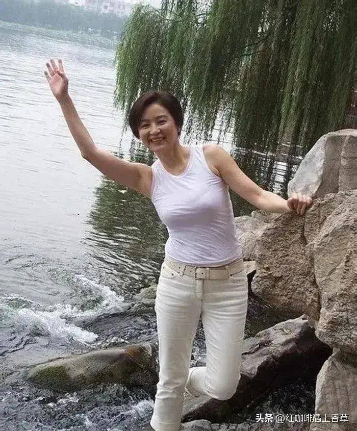 女神只穿内衣，饱满E胸泄光-第2张图片