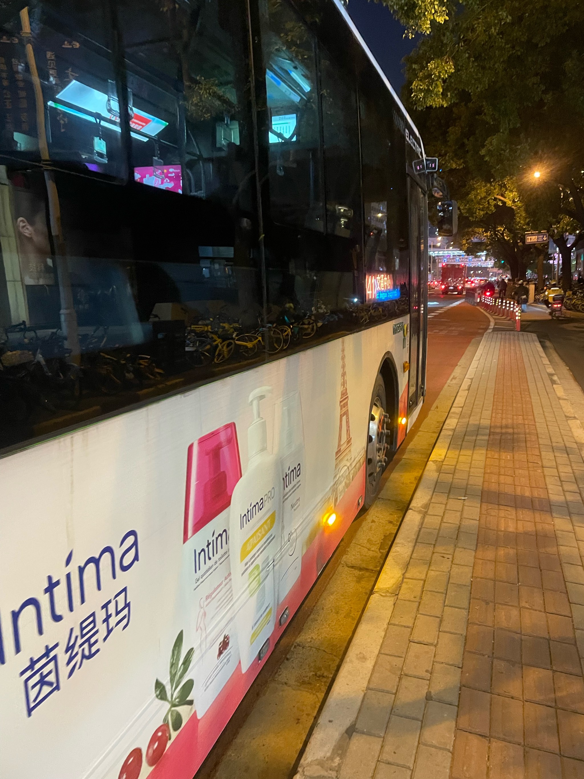公交车售票员在进去点公交车售票员用下面验票，服务细节与责任担当-第2张图片