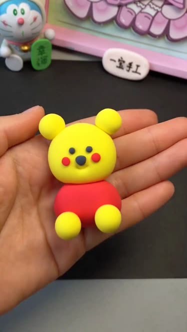 我故意对着床上的小熊做手工图片关于同桌的手探入我衣服的温馨瞬间-第2张图片