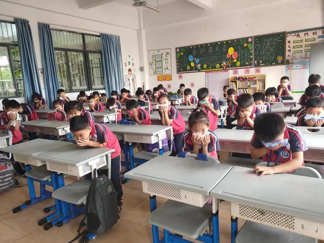 老师弯腰看到老师内衣老师弯腰看到老师内衣-第2张图片