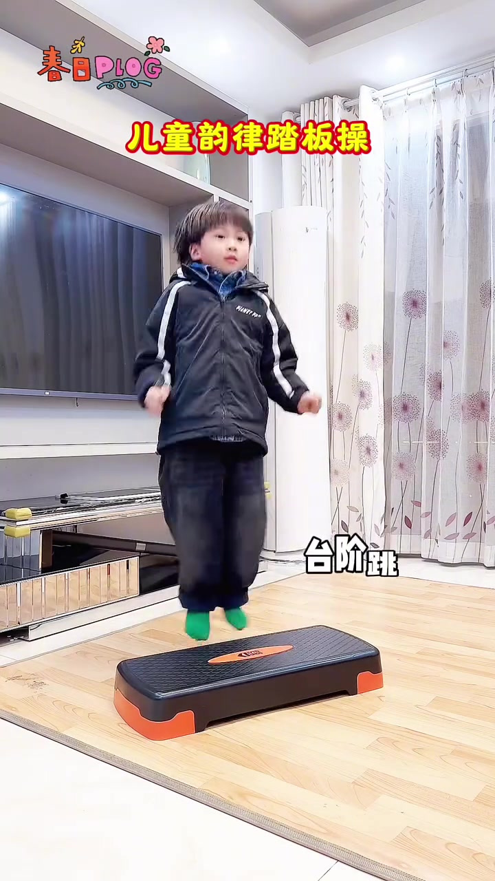 宝宝腿抬高点坐下来自己动正常吗宝宝抬腿高自己动，展现成长之姿-第2张图片