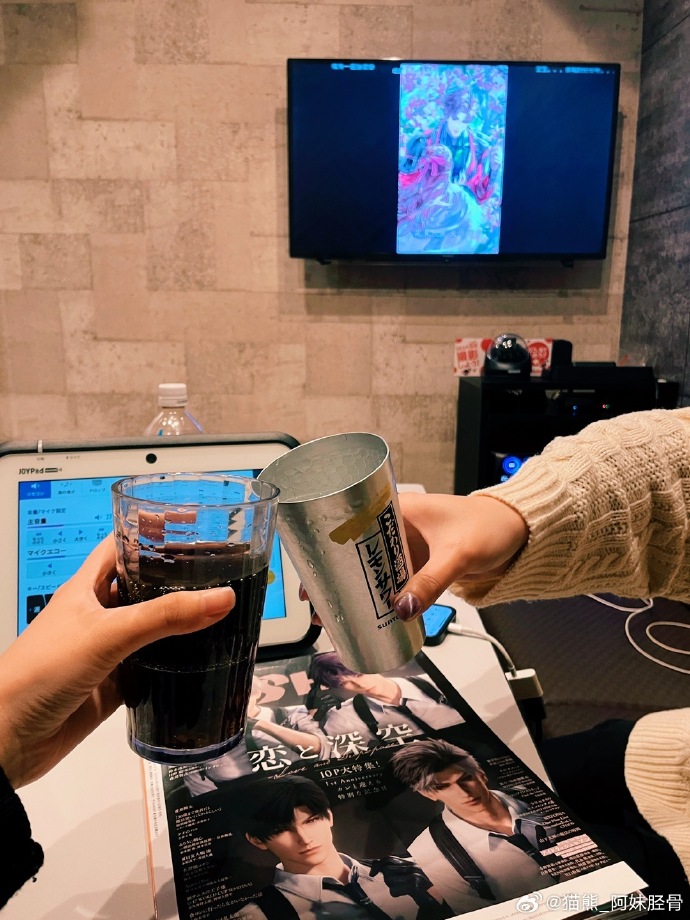 酒瓶自己坐上去