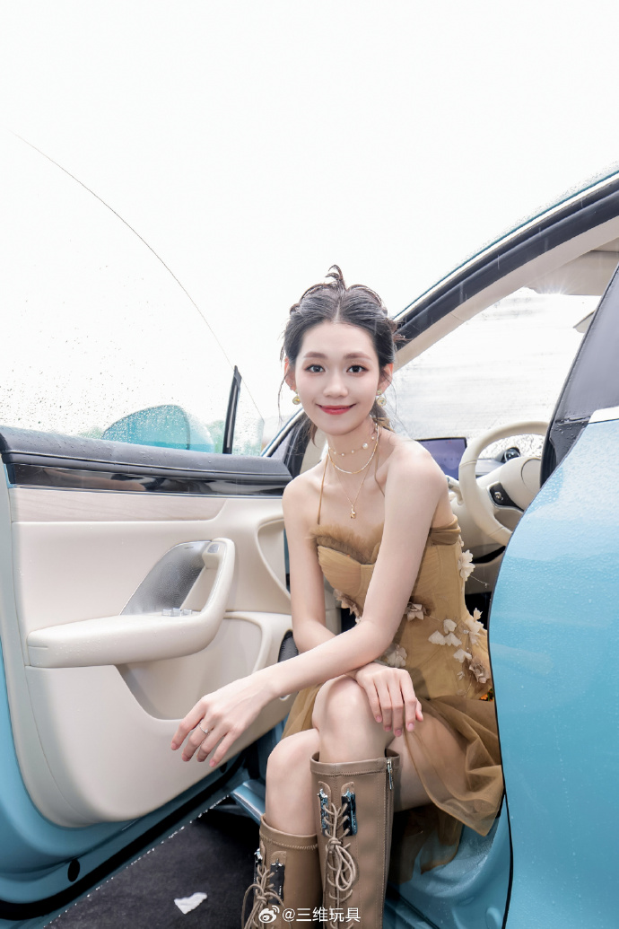 尤妮丝，优雅与智慧的女性典范-第1张图片