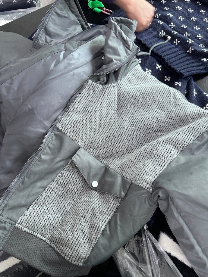 他把手探入我的衣服