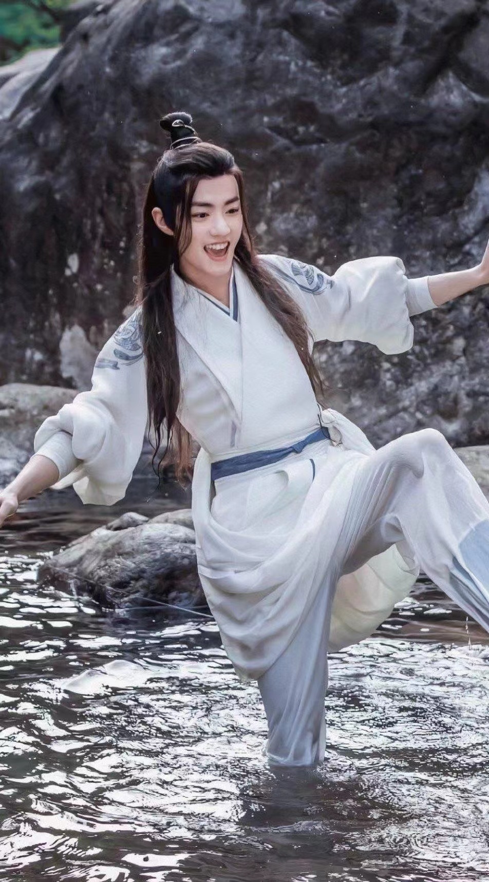 王一博把手捅进肖战的口腔里weavi王一博捅进肖战的第一步