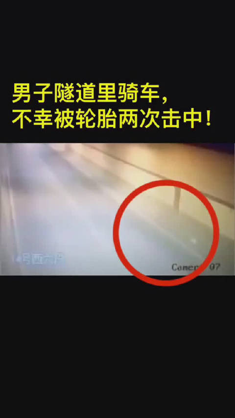 三个男的打一个小男孩三个男孩子把另一个男孩子淦哭