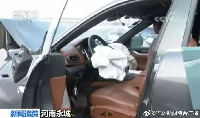 在车里被撞了八次高黄