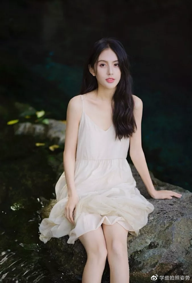 摆出羞耻的姿势 校花