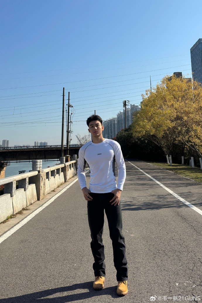 男人为什么都喜欢紧一点的男人为什么都喜欢紧身衣物-第1张图片